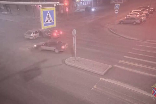 В центре Волгограда произошло ДТП с участием двух легковых автомобилей