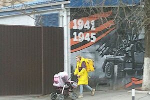 18-летняя ростовчанка подрабатывает курьером прямо с младенцем на руках