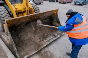 550 тонн грунта и песка вывезли с волгоградских дорог за сутки