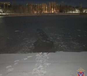 В Волгоградской области мужчина спас 4 школьников, провалившихся под лед