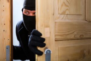 Волгоградский домушник купил на похищенные деньги новогодние подарки