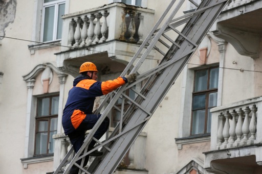 2-летний малыш запер маму на балконе в Волгограде