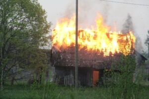 В Волгоградской области сгорели два сарая и 28-летняя «пятёрка»