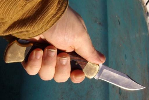 В Жирновске 30-летнего мужчину ранили ножом за оскорбление женщины