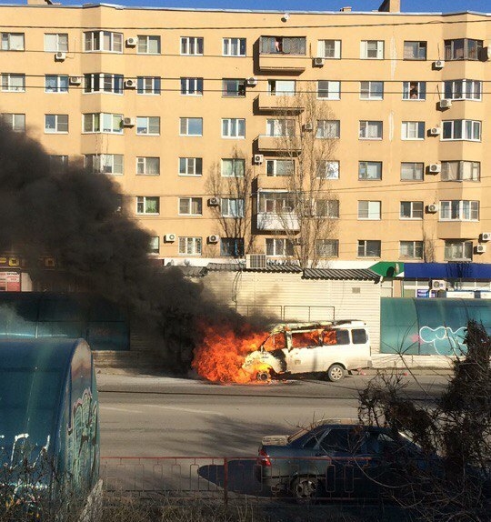 В Волгограде маршутка № 2с вспыхнула вблизи аграрного университета