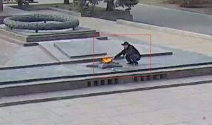 В Волгограде завели дело на прикурившего сигарету от Вечного огня