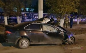 На севере Волгограда водитель иномарки врезался в столб и погиб