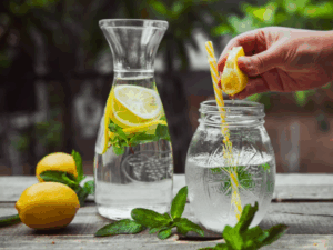 Эксперты объяснили, зачем пить лимонную воду во время голода