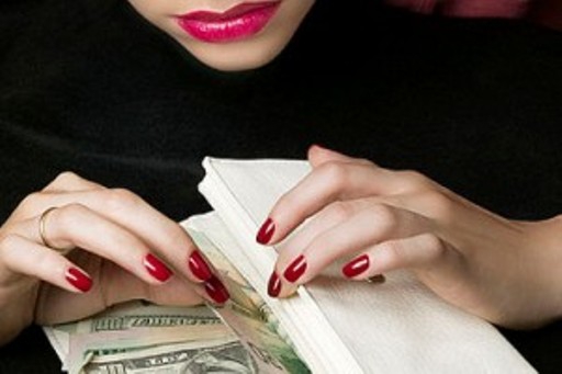 В Волгограде валютная мошенница обманула парня