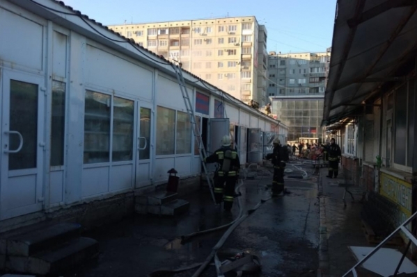 На западе Волгограда горел рынок «Олимпия»