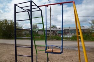 11-летняя девочка в Волгограда упала с качелей и повредила позвоночник