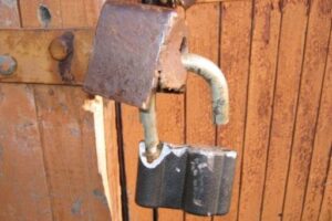 Владелец гаража и сторож ГСК поймали двух грабителей под Волгоградом