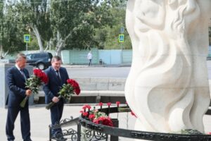 Виктор Зубков возложил цветы к памятнику мирным жителям Сталинграда