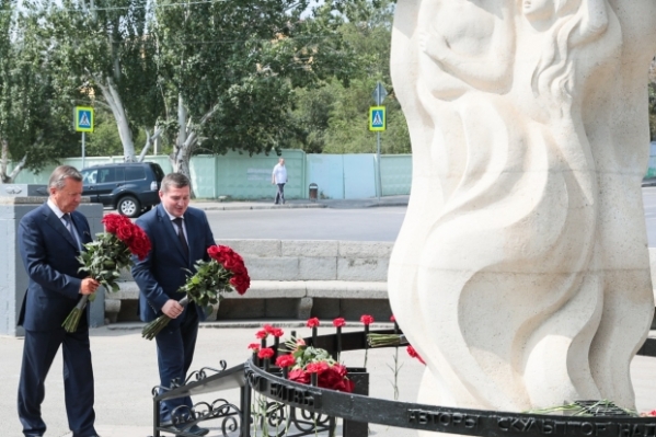Виктор Зубков возложил цветы к памятнику мирным жителям Сталинграда