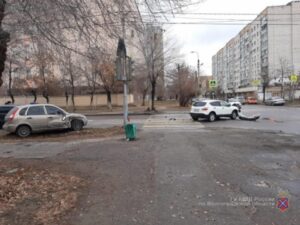 Проскочила на красный: в Волгограде девушка на «Ладе» устроила ДТП