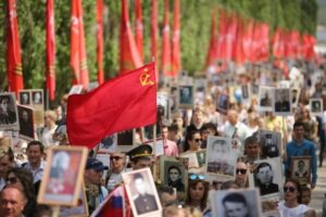 По Волгограду шагает “Бессмертный полк”