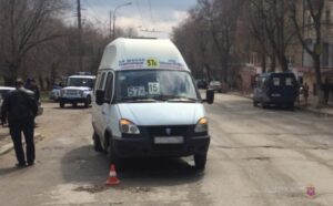 На севере Волгограда маршрутка наехала на 36-летнюю женщину