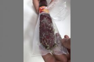 Волгоградец купил колбасу с плесенью на нелегальном рынке