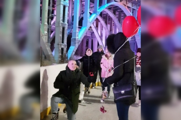 Волгоградец предложил любимой руку и сердце на катке в центре города