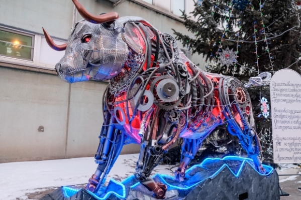 К Новому году в Волжском установили металлического быка