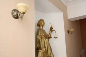 Волгоградский  следователь идет под суд за взяточничество