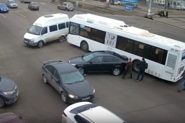 В центре Волгограда столкнулись пассажирский автобус и иномарка