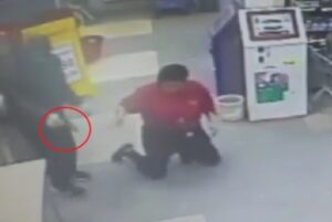 4 неизвестных в масках ограбили 2 магазина за 30 минут в Волгограде