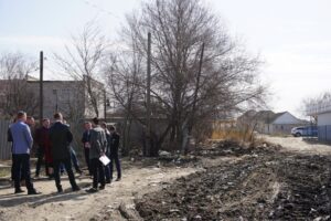 В Волгограде проверяют захламленные придомовые территории