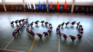 Участники флешмоба в Волгоградской области образовали цифру 100