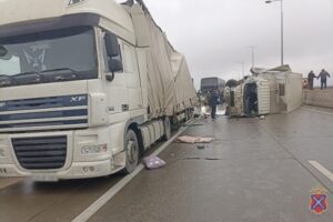 Под Волгоградом ввели реверсивное движение в результате ДТП с двумя фурами