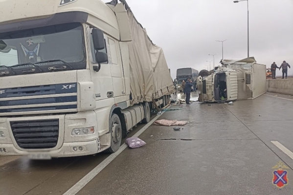 Под Волгоградом ввели реверсивное движение в результате ДТП с двумя фурами