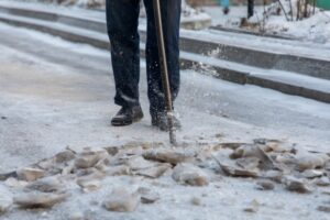Что, если дворники плохо счищают лед: в Волгограде открыта горячая линия