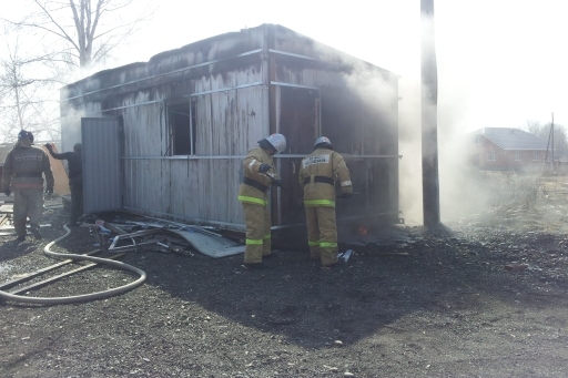 В Волжском неизвестные подожгли вагончик
