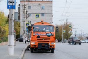 В Волгограде начали убирать дороги после зимнего сезона