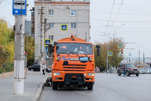 В Волгограде начали убирать дороги после зимнего сезона