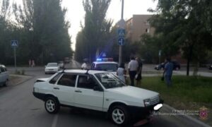 В Волжском водитель на ВАЗе сбил 6-летнего ребенка на самокате