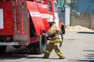 В пожаре на севере Волгограда чуть не погибла 99-летняя женщина