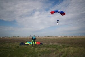 Под Волгоградом 50 парашютистов совершили прыжки с воздушных шаров