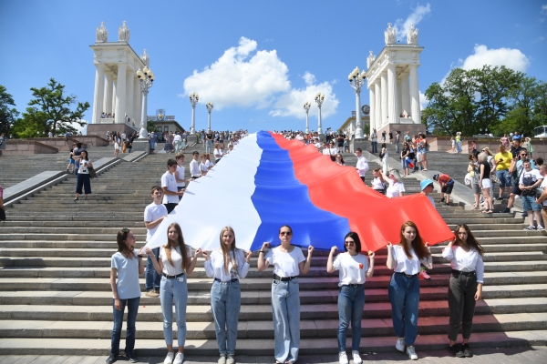 Жителей Волгоградской области с Днем России поздравил президент ОАО «СКАИ»