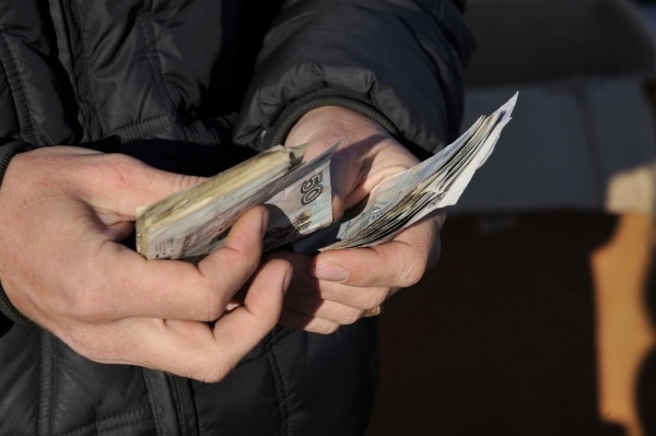 Мошенник похитил у доверчивого волгоградца 385 тысяч рублей