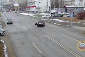 Наезд иномарки на пешехода в Волгограде попал на камеры