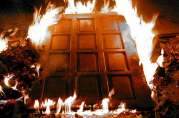 В Волгоградской области неизвестные подожгли трехэтажный дом