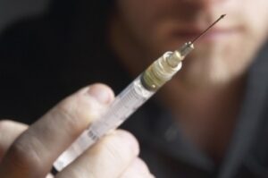 На юге Волгограда двое продавали героин в шприцах из автомобиля