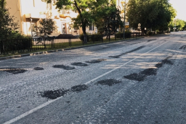Волгоградцы узнали, кто приведет в порядок разрушенный танками асфальт