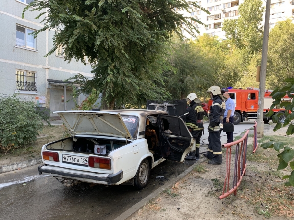 В Волгограде днем полыхнуло легковое авто