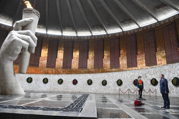 Бочаров от имени жителей Волгоградской области почтил память героев ВОВ