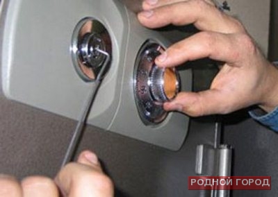 2 млн рублей вместе с сейфом украли у волгоградки