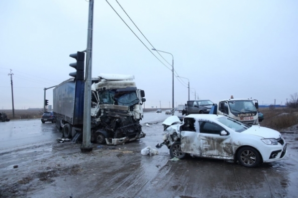 На Третьей Продольной в Волгограде столкнулись четыре автомобиля