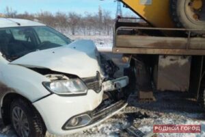 В Волгограде автоледи на иномарке въехала в автовышку