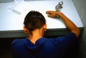 Ученик 9 класса ограбил киоск по продаже молочных коктейлей в Волгограде